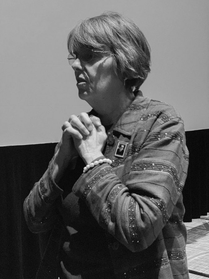 Tinker speaks with a student at the National Scholastic Press Association/ Journalism Education Association convention in Washington D.C.