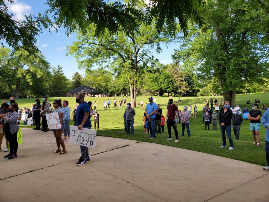 People+sprawled+throughout+the+green+hold+signs+protesting+the+brutal+police+violence.