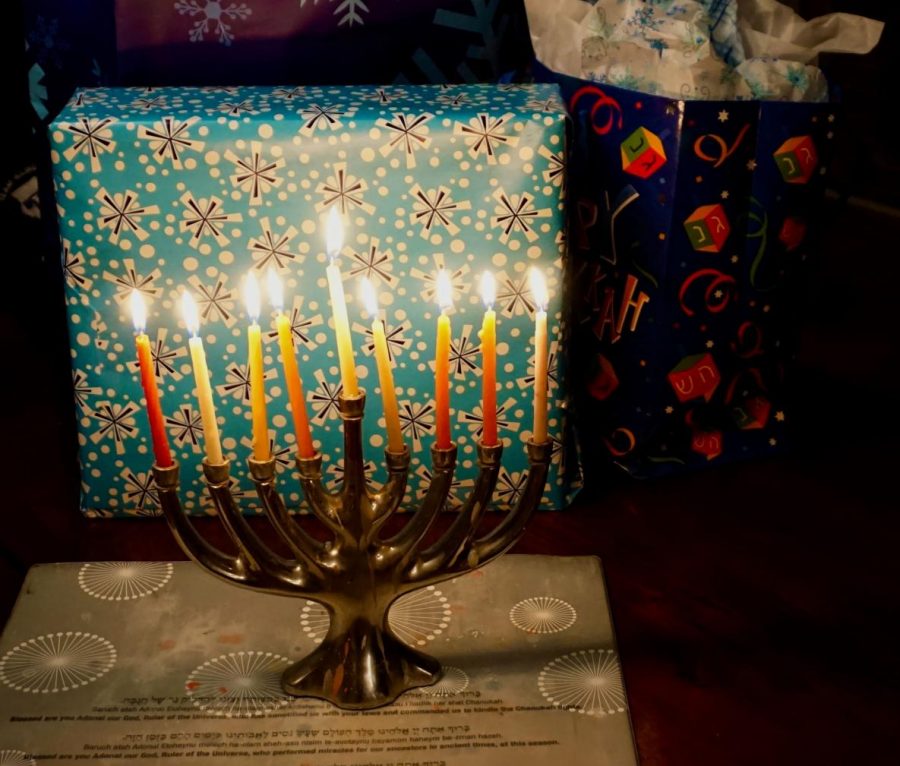 Throughout+Hanukkah%2C+candles+on+a+Menorah+are+lit+to+represent+the+eight+days+that+oil+burnt.