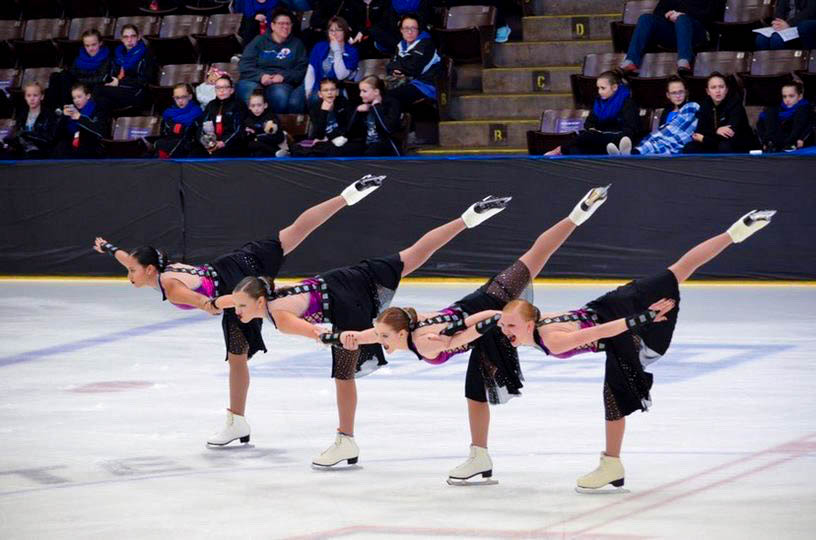 Emma Caddis, second to the right, at the 2019 Kalamazoo Kickoff Classic performing a spiral line with her teammates.