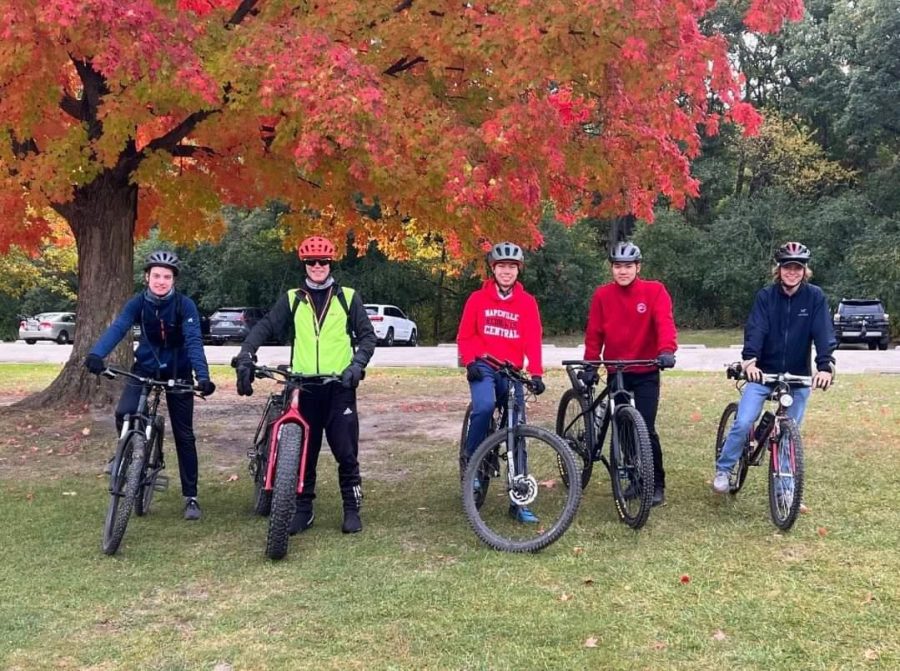 Sophomore Jonathan Chang (middle) and junior William Wang (second from right) pose with fellow members of Bike Club during a ride. 