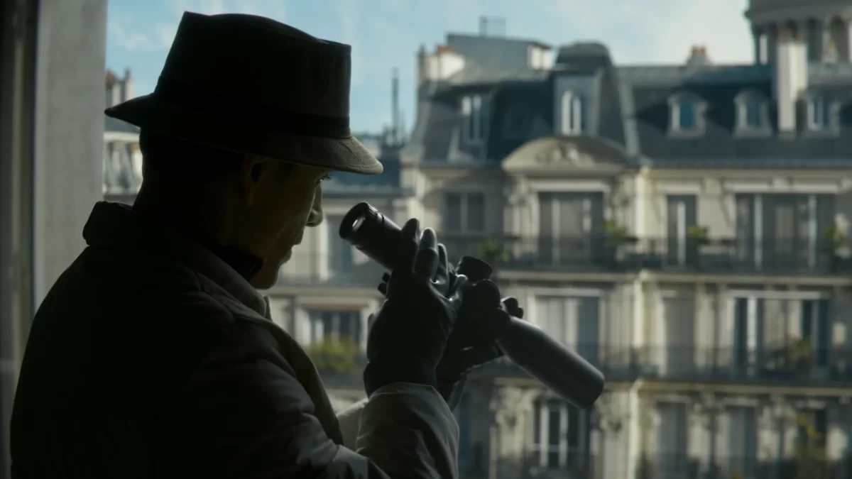 Michael Fassbender prepares his shot as "The Killer".
